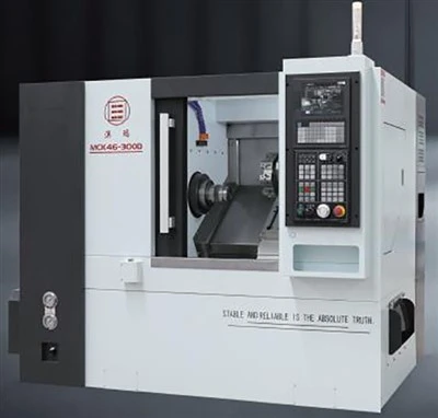 Torno CNC de cama inclinada com torre (totalmente fechado)